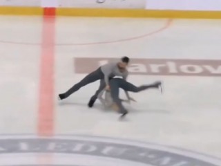 Фигурист уронил партнершу головой об лед Фигурист уронил партнершу головой об лед