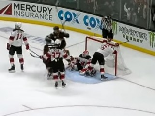 Хоккеист умудрился забить гол с лета в свои ворота Хоккеист умудрился забить гол с лета в свои ворота