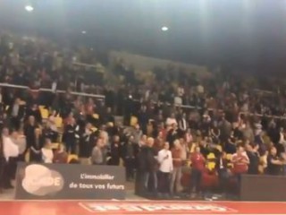 После теракта в Страсбурге зрители, пришедшие на баскетбольный матч, хором спели Марсельезу После теракта в Страсбурге зрители, пришедшие на баскетбольный матч, хором спели Марсельезу
