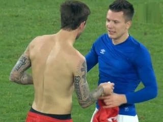 Коноплянка обменялся футболками с российским футболистом московского Коноплянка обменялся футболками с российским футболистом московского