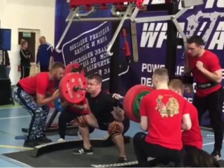 Жуть. Пауэрлифтер сломал себе обе ноги и уронил 250-ти килограммовую штангу на шею Жуть. Пауэрлифтер сломал себе обе ноги и уронил 250-ти килограммовую штангу на шею