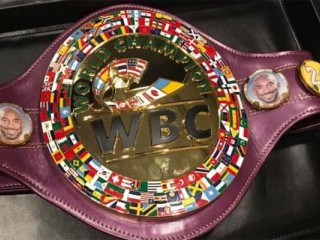 Чемпионский боксерский пояс в память о Коби Брайанте и его дочери Чемпионский боксерский пояс в память о Коби Брайанте и его дочери