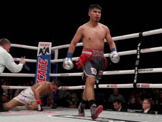 Победа с нокдауном в чемпионском бою Победа с нокдауном в чемпионском бою