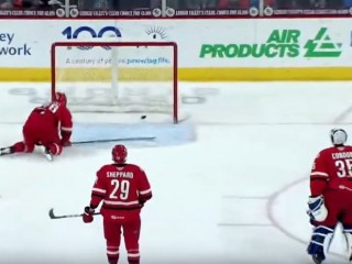 Абсурдный автогол в хоккее Абсурдный автогол в хоккее