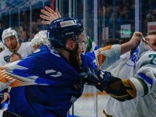 Украинский хоккеист со вкусом побил россиянина Украинский хоккеист со вкусом побил россиянина