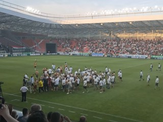 Болельщики устроили разборки с футболистами прямо на поле Болельщики устроили разборки с футболистами прямо на поле