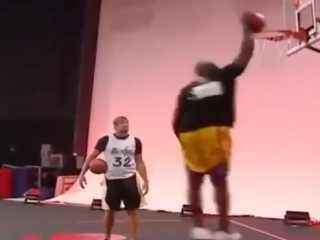 Шакил О'Нил умудрился оторвать баскетбольное кольцо Шакил О'Нил умудрился оторвать баскетбольное кольцо