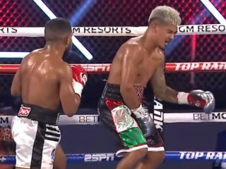 Неспортивно. Боксер прицельно бил соперника в пах Неспортивно. Боксер прицельно бил соперника в пах