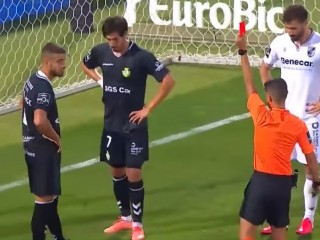 Грубый футбол. Арбитр показал три прямые красные карточки Грубый футбол. Арбитр показал три прямые красные карточки