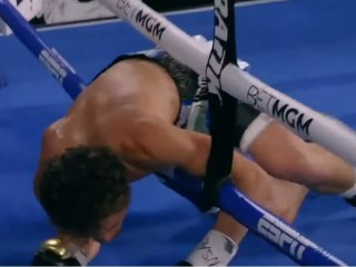 “Cумасшедший” нокаут в 1-м раунде. Боксер улетел за канаты “Cумасшедший” нокаут в 1-м раунде. Боксер улетел за канаты