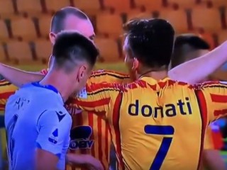 Футболист укусил соперника за руку и получил за это красную карточку Футболист укусил соперника за руку и получил за это красную карточку