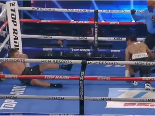 Редкий случай. Боксеры одновременно отправили друг друга в нокдаун Редкий случай. Боксеры одновременно отправили друг друга в нокдаун