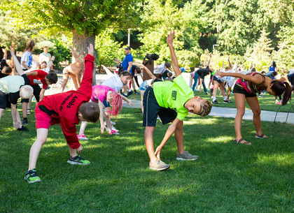 В Саржином яру состоялась утренняя зарядка с профессиональными спортсменами (ФОТО) В Саржином яру состоялась утренняя зарядка с профессиональными спортсменами (ФОТО)