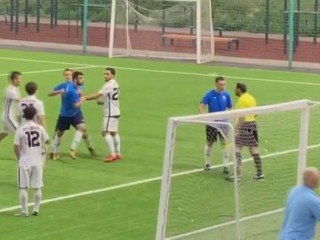 В России боковой арбитр ударил футболиста по лицу В России боковой арбитр ударил футболиста по лицу