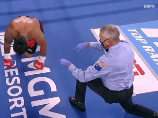 Нокаут в первом раунде в бою супертяжей Нокаут в первом раунде в бою супертяжей