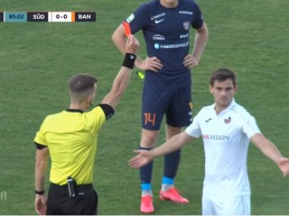 Ну и матч. Футболисты одной команды получили четыре(!) красные карточки Ну и матч. Футболисты одной команды получили четыре(!) красные карточки