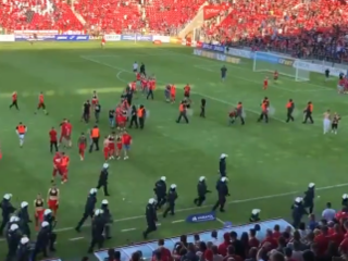 Болельщики напали на футболистов своей команды Болельщики напали на футболистов своей команды