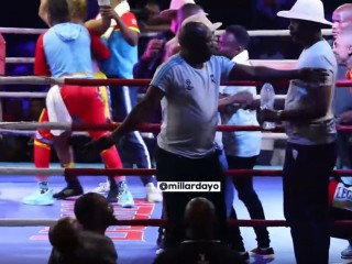 После финального гонга посторонние люди ворвались в ринг После финального гонга посторонние люди ворвались в ринг