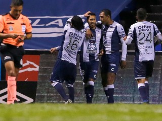 Футболист забил гол первым касанием мяча Футболист забил гол первым касанием мяча