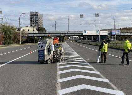 Комунальники ведуть ремонт та відновлюють дорожну розмітку у Харкові Комунальники ведуть ремонт та відновлюють дорожну розмітку у Харкові