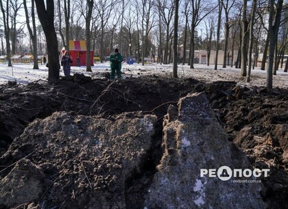 Як віглядає місце ракетного удару по Центральному парку (фото) Як віглядає місце ракетного удару по Центральному парку (фото)