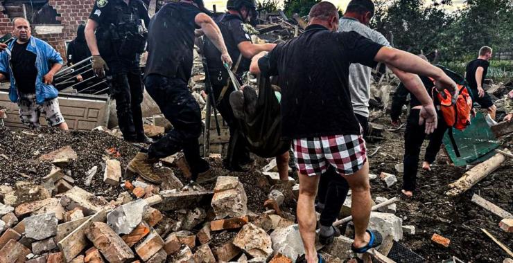 Удар по Золочеву на Харківщині: рятувальники дістали з-під звалів дитину Удар по Золочеву на Харківщині: рятувальники дістали з-під звалів дитину