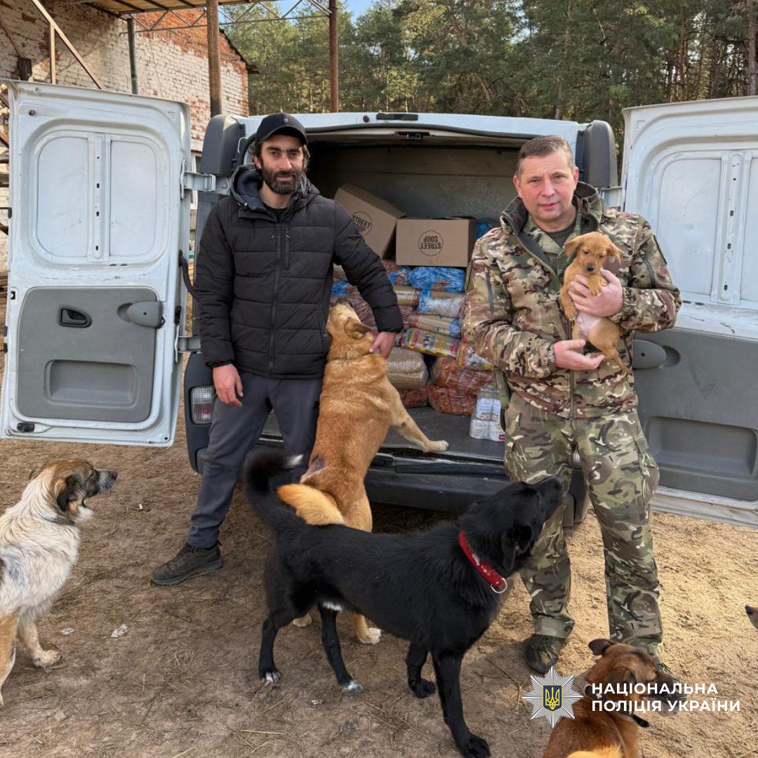 Правоохоронці допомогли людям та їхнім чотирилапим друзям на Харківщині Правоохоронці допомогли людям та їхнім чотирилапим друзям на Харківщині