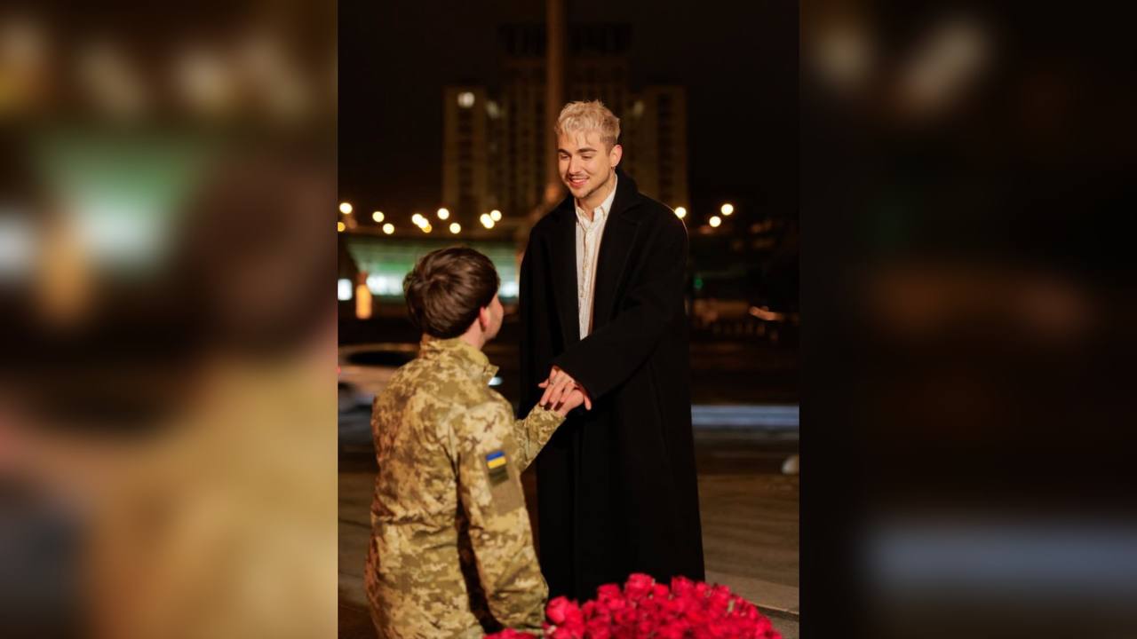 Співаку Melovin зробили пропозицію на Майдані Співаку Melovin зробили пропозицію на Майдані