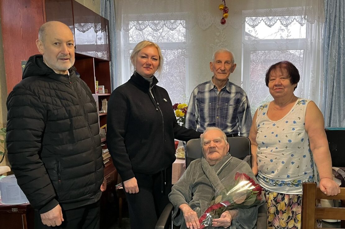 Мешканця Салтівського району привітали зі 100-річчям Мешканця Салтівського району привітали зі 100-річчям