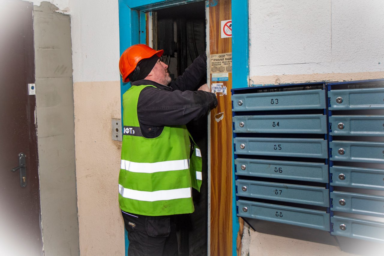 Ремонтники Харкова виконали майже дві тисячі заявок містян Ремонтники Харкова виконали майже дві тисячі заявок містян