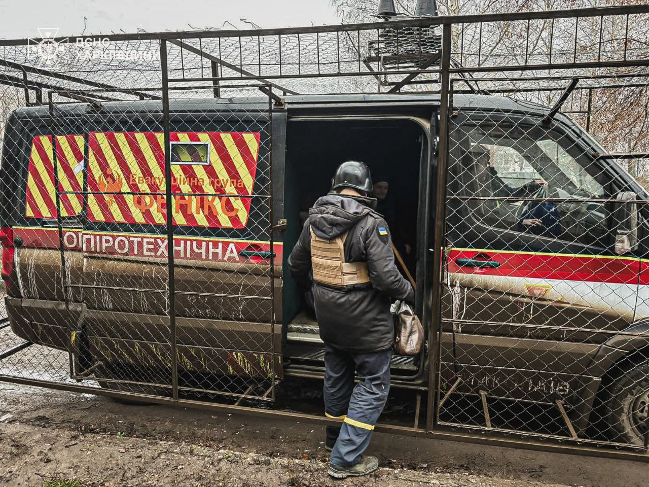 Із селища Великий Бурлук рятувальники евакуювали людей Із селища Великий Бурлук рятувальники евакуювали людей