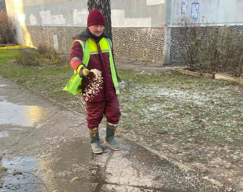 Комунальники Харкова ліквідовували слизькі ділянки доріг Комунальники Харкова ліквідовували слизькі ділянки доріг
