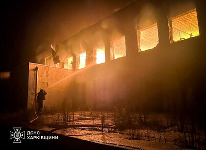 На Харківщині внаслідок удару БпЛА сталася масштабна пожежа На Харківщині внаслідок удару БпЛА сталася масштабна пожежа