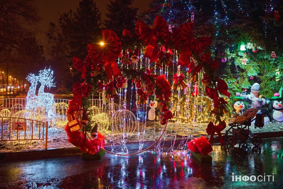 Харків прикрасили до новорічних свят. Фоторепортаж Харків прикрасили до новорічних свят. Фоторепортаж