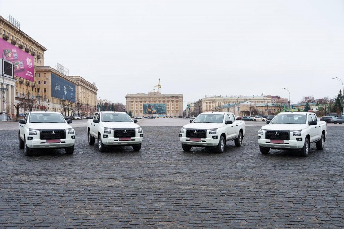 Захисникам Харківщини передали чотири пікапи Захисникам Харківщини передали чотири пікапи