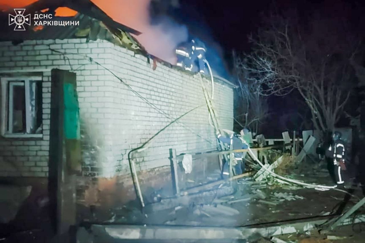 У ДСНС показали кадри гасіння пожеж, які виникли після обстрілів у Харківській області У ДСНС показали кадри гасіння пожеж, які виникли після обстрілів у Харківській області