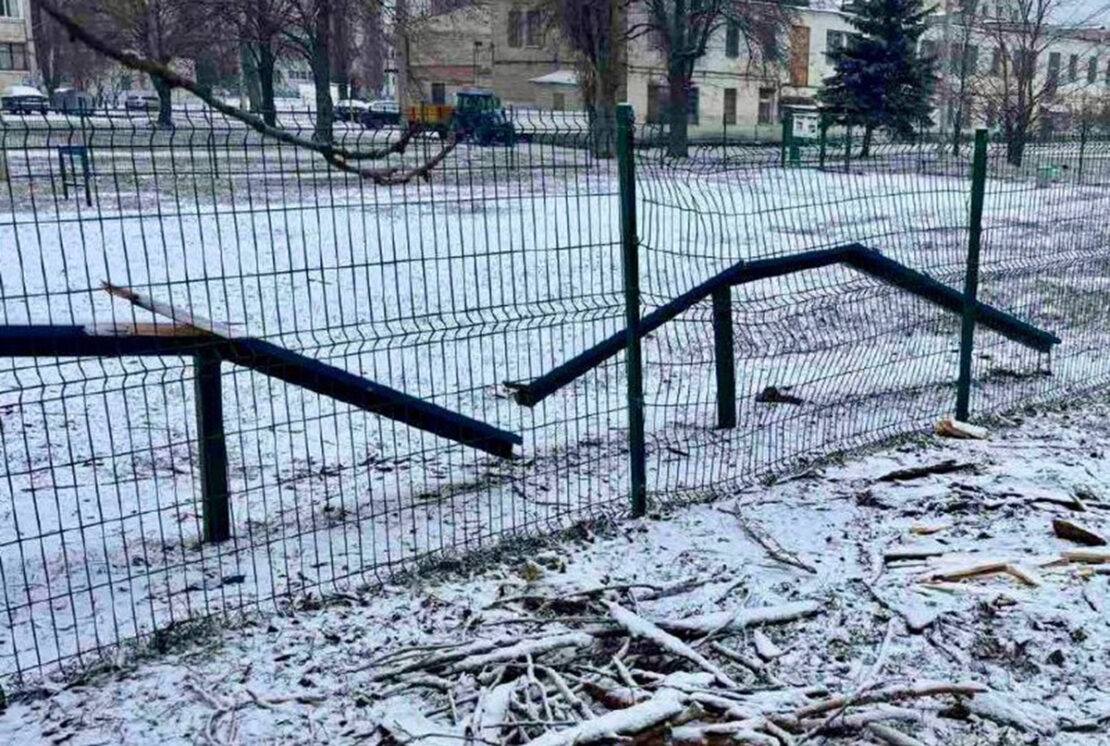 У Харкові відновили майданчик для вигулу собак після буревію У Харкові відновили майданчик для вигулу собак після буревію