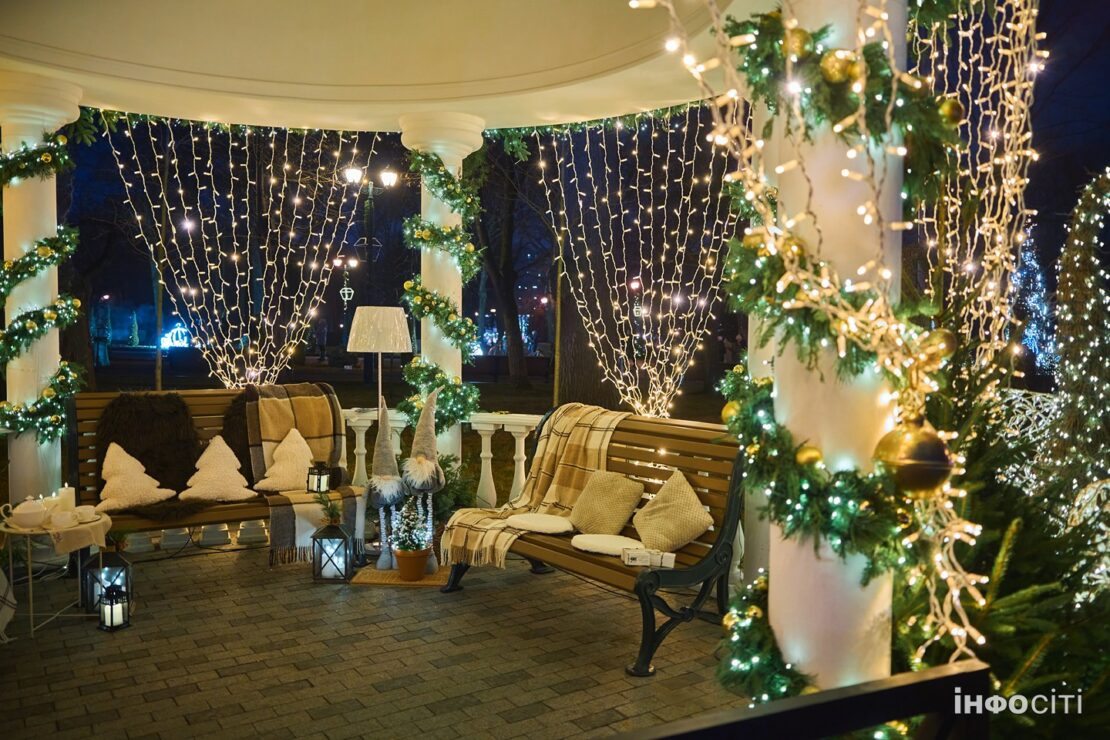 У центрі Харкова вмикали святкову ілюмінацію в тестовому режимі У центрі Харкова вмикали святкову ілюмінацію в тестовому режимі