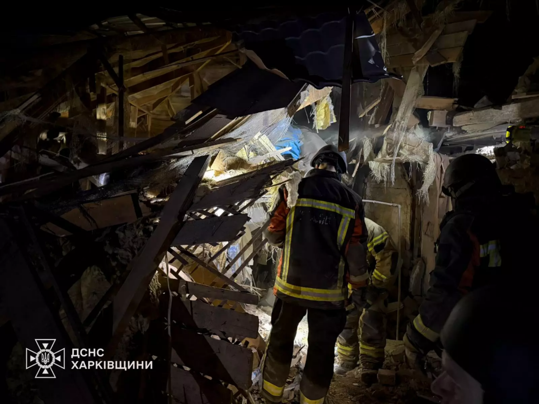Обстріли Харківщини: рятувальники витягли з-під завалів тіла двох людей Обстріли Харківщини: рятувальники витягли з-під завалів тіла двох людей