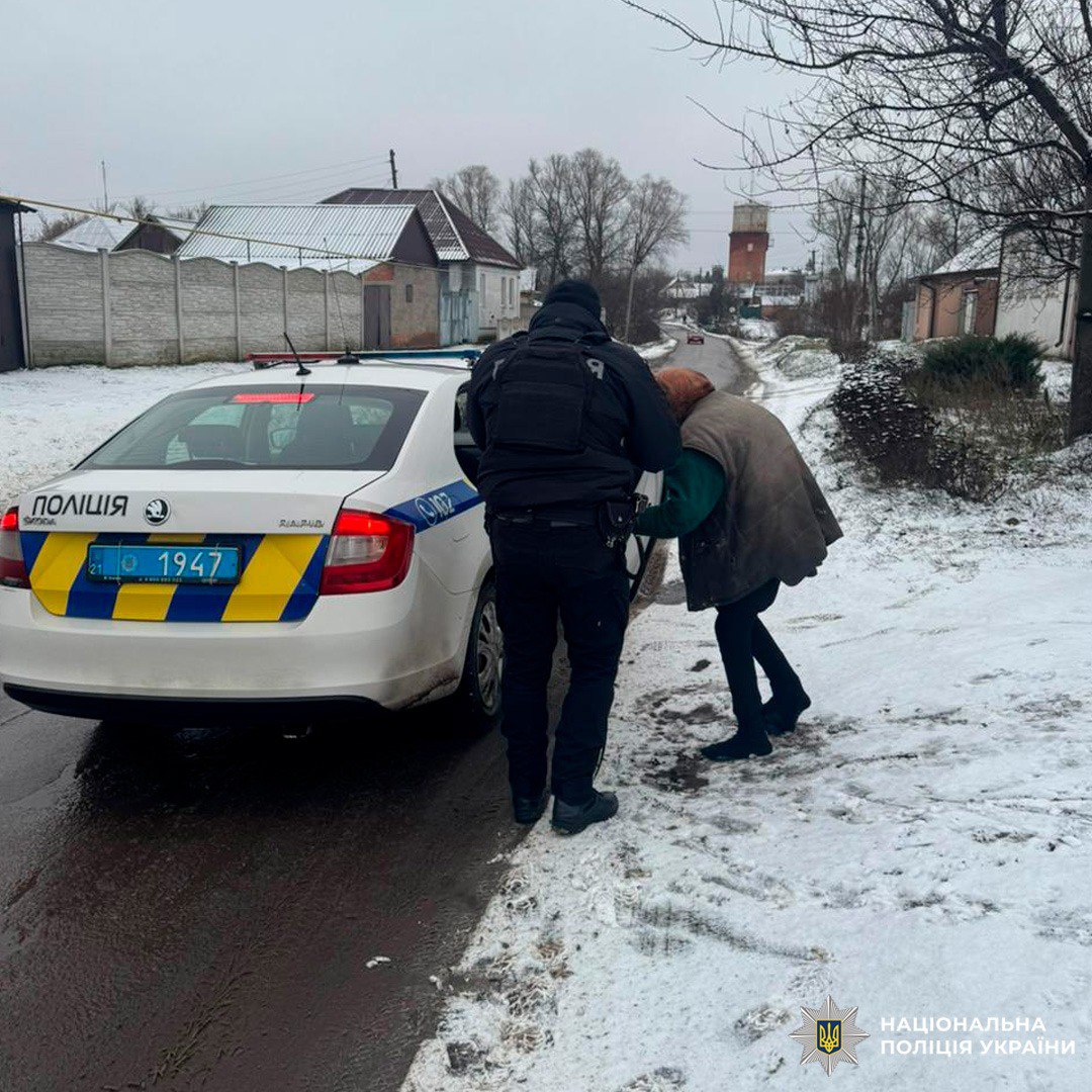 Поліцейські Золочівщини допомогли літній жінці безпечно дістатися додому Поліцейські Золочівщини допомогли літній жінці безпечно дістатися додому