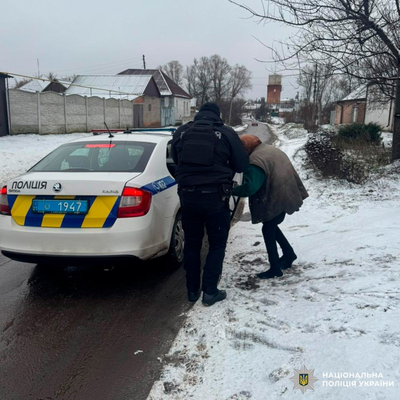 На Харківщині поліцейські допомогли пенсіонерці дістатися додому На Харківщині поліцейські допомогли пенсіонерці дістатися додому