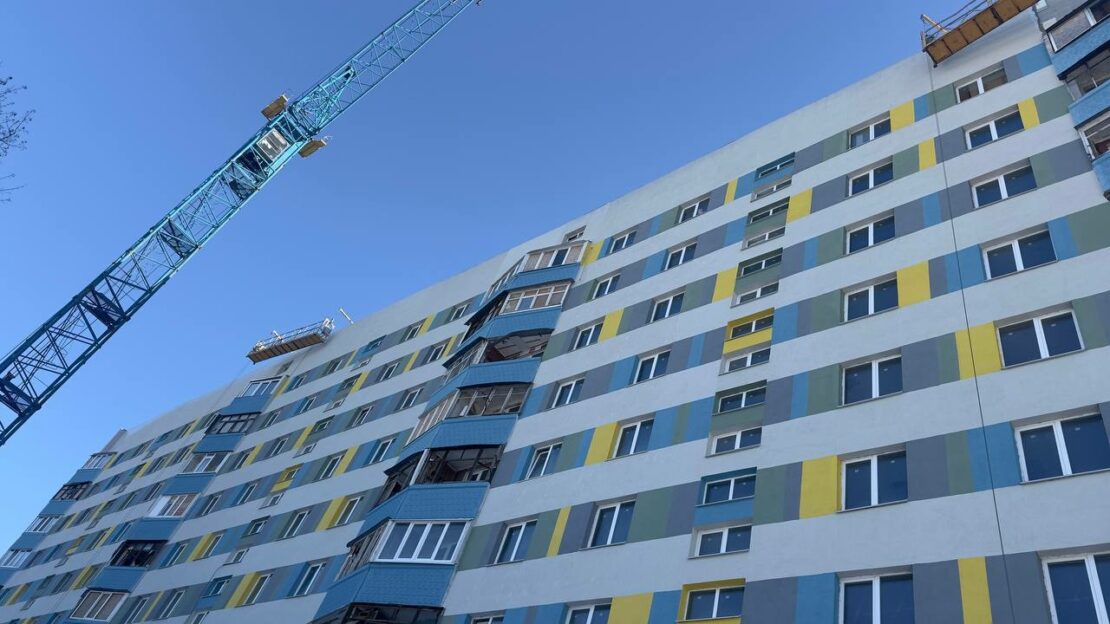 На Північній Салтівці відновлюють пошкоджені обстрілами будинки На Північній Салтівці відновлюють пошкоджені обстрілами будинки