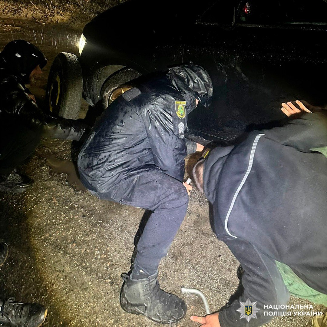 Харківські правоохоронці врятували кермувальника у темряві Харківські правоохоронці врятували кермувальника у темряві