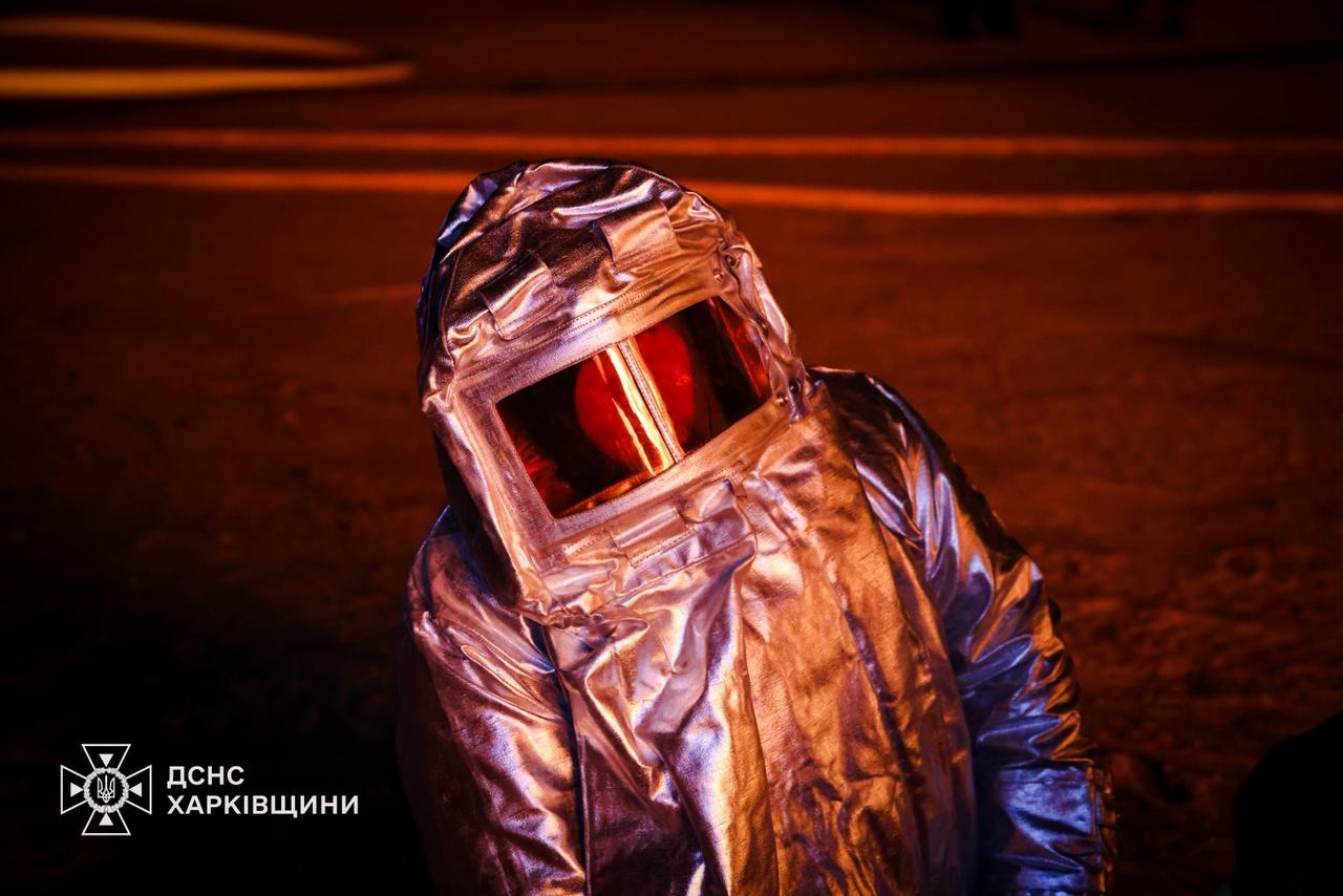 Кадри ліквідації пожежі в Харківській області після ворожого обстрілу Кадри ліквідації пожежі в Харківській області після ворожого обстрілу