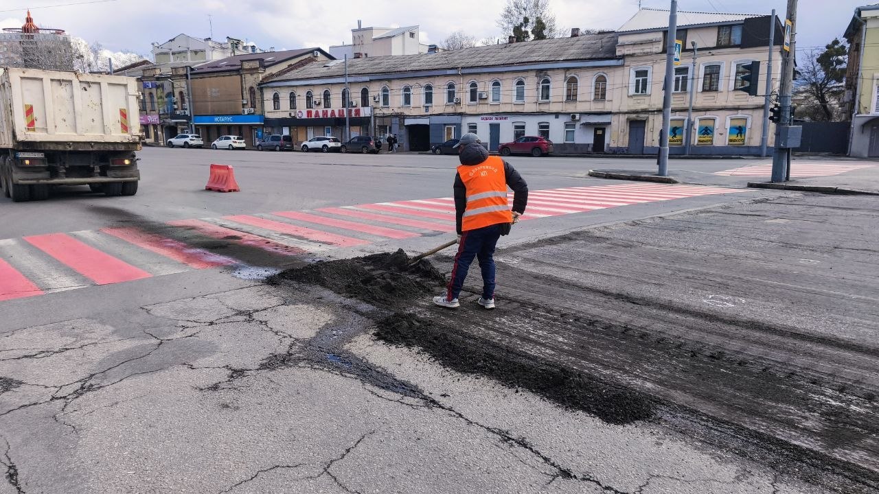 У Харкові оновлюють дорожне покриття провулку у центрі міста У Харкові оновлюють дорожне покриття провулку у центрі міста