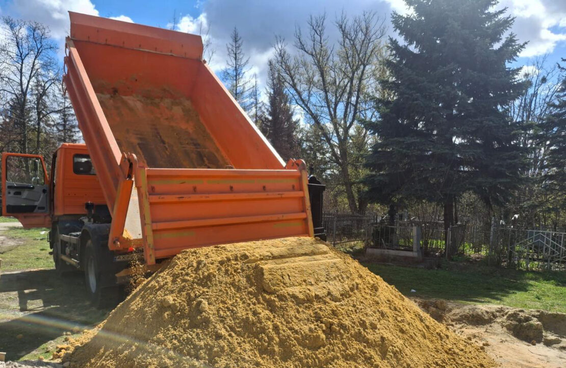 Комунальники наводять лад на кладовищах Харкова Комунальники наводять лад на кладовищах Харкова