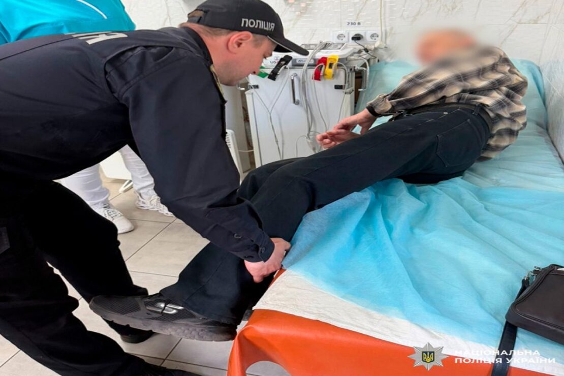 Поліцейські на Харківщині допомогли літньому чоловіку Поліцейські на Харківщині допомогли літньому чоловіку