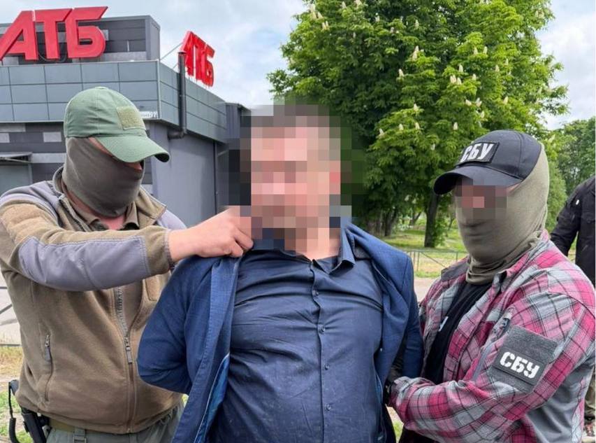 На Харківщині СБУ затримали адвоката, який вимагав тисячі доларів з клієнта На Харківщині СБУ затримали адвоката, який вимагав тисячі доларів з клієнта
