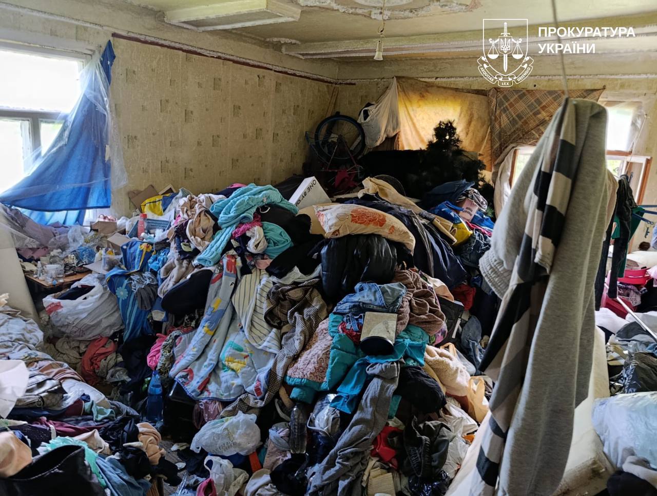 У Харкові 12-річна дівчинка жила без світла, їжі та належних умов У Харкові 12-річна дівчинка жила без світла, їжі та належних умов