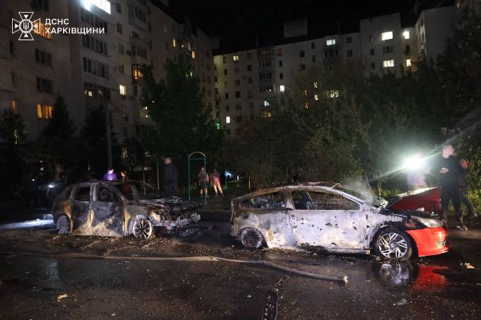 У Харкові після ударів дронів згоріли автомобілі та пошкоджені будинки У Харкові після ударів дронів згоріли автомобілі та пошкоджені будинки